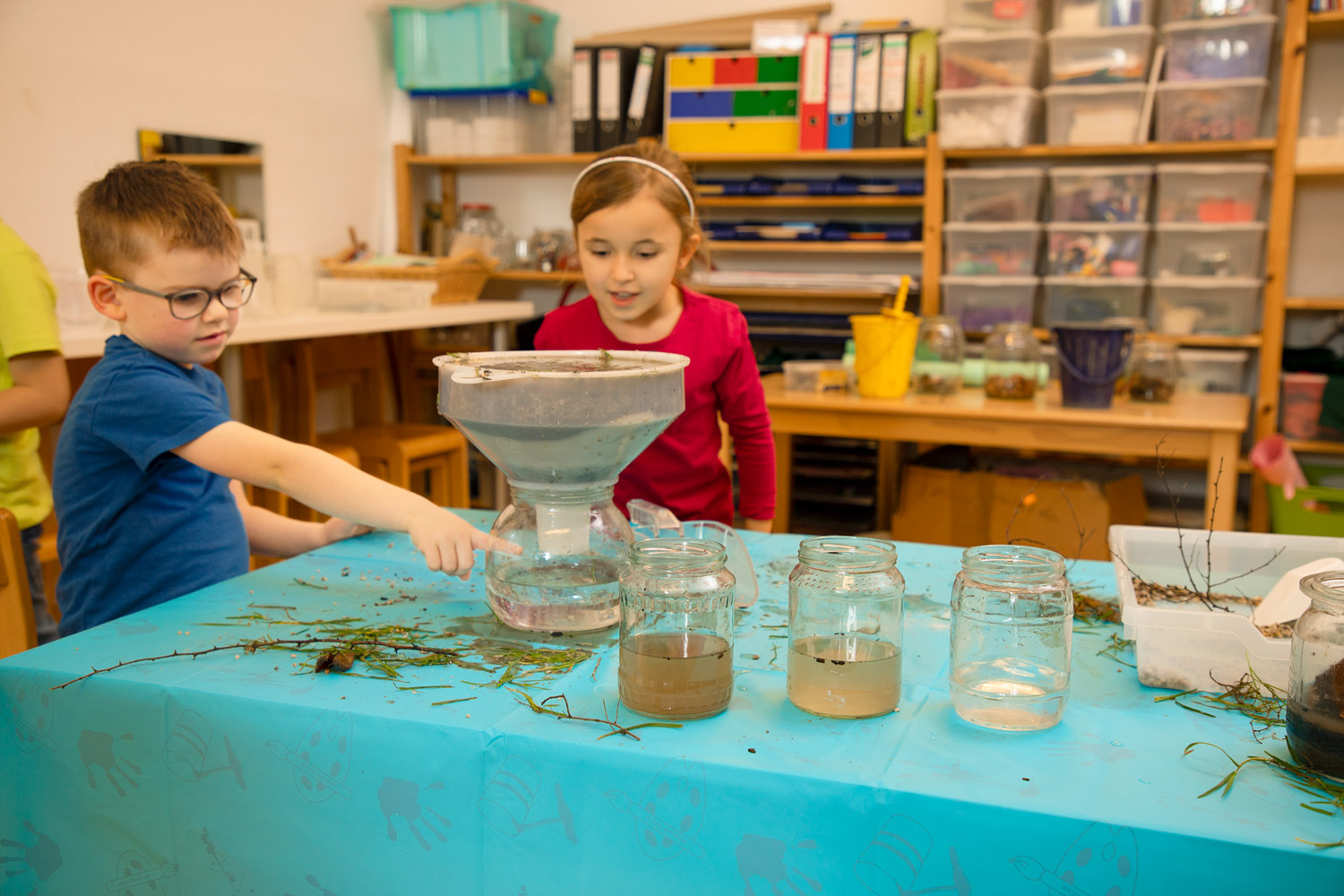 Kinder filtern Wasser in der Grundschule