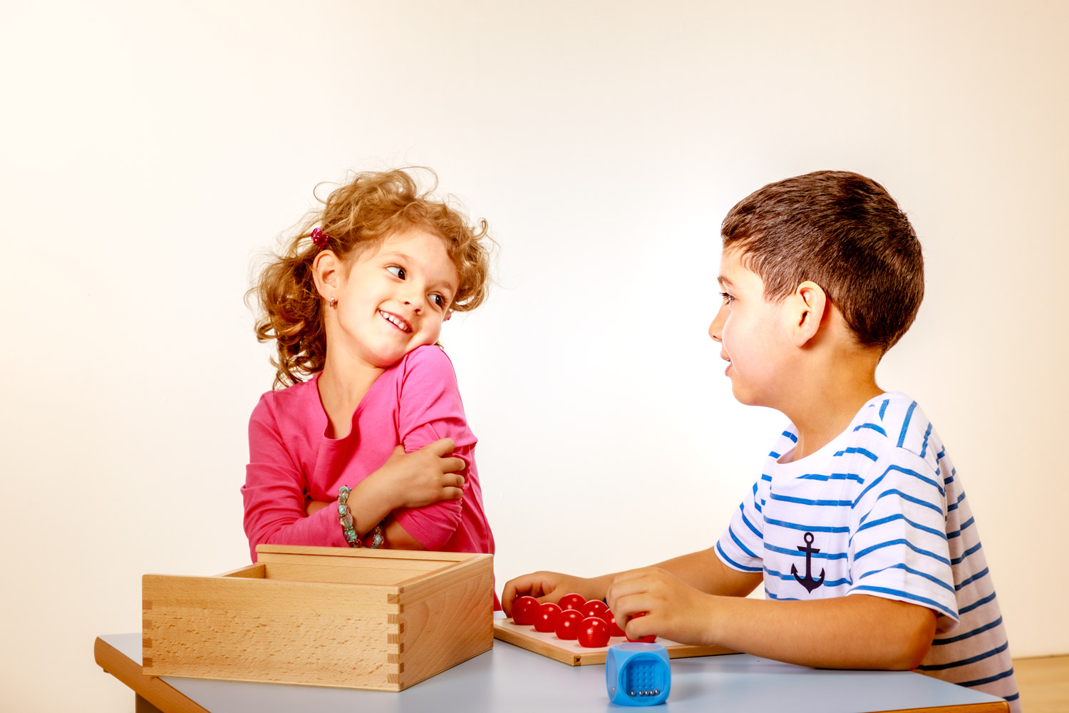 Kinder lachen sich beim Spielen an