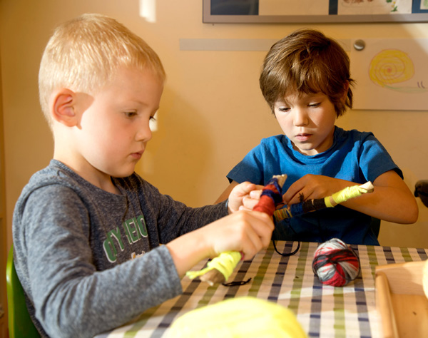 Kinder basteln eine Schnecke