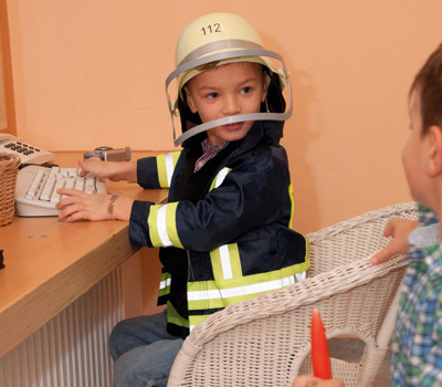 Kind verkleidet als Feuerwehrmann