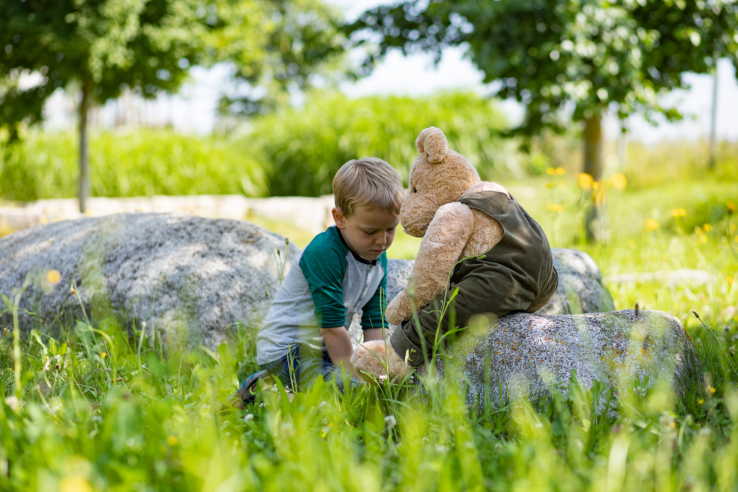 Trauerndes Kind mit Teddybär