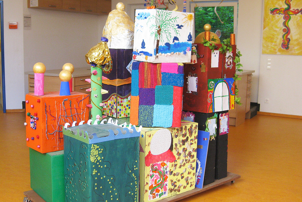 Ein von Kindern gestaltetes Haus aus Kartonagen und anderen Materialien.
