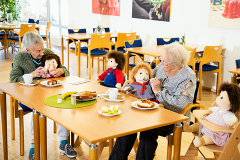 Puppen als Begleiter beim Essen