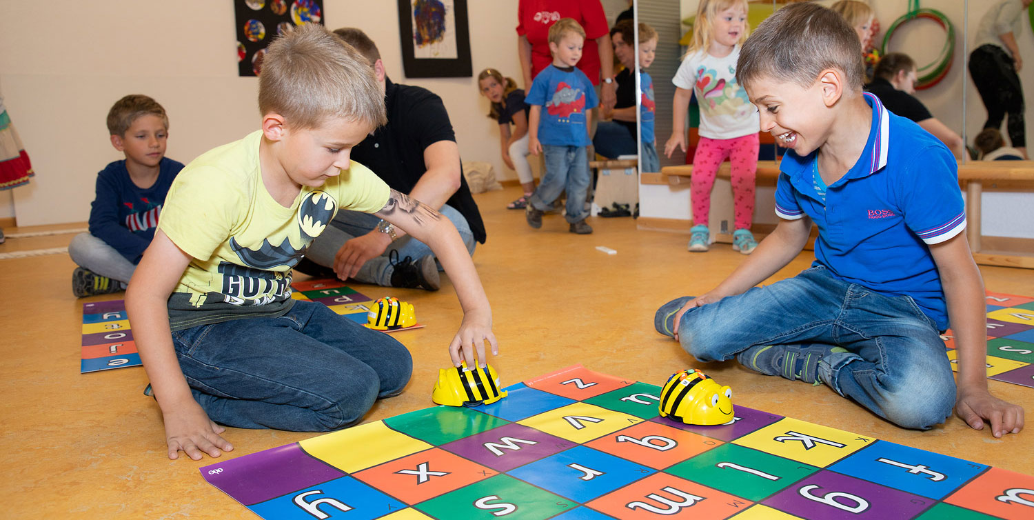 Kinder sammeln Programmiererfahrung mit Bee-Bot