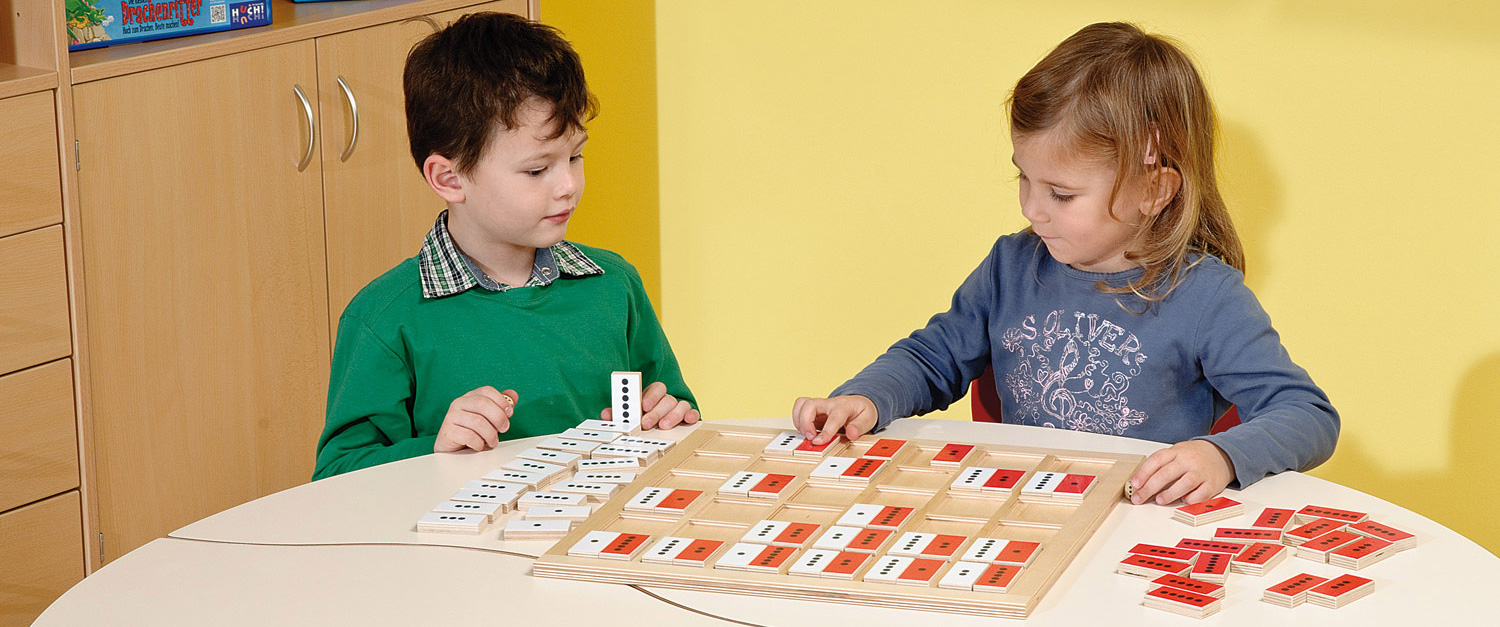 Kinder spielen die verflixte 7