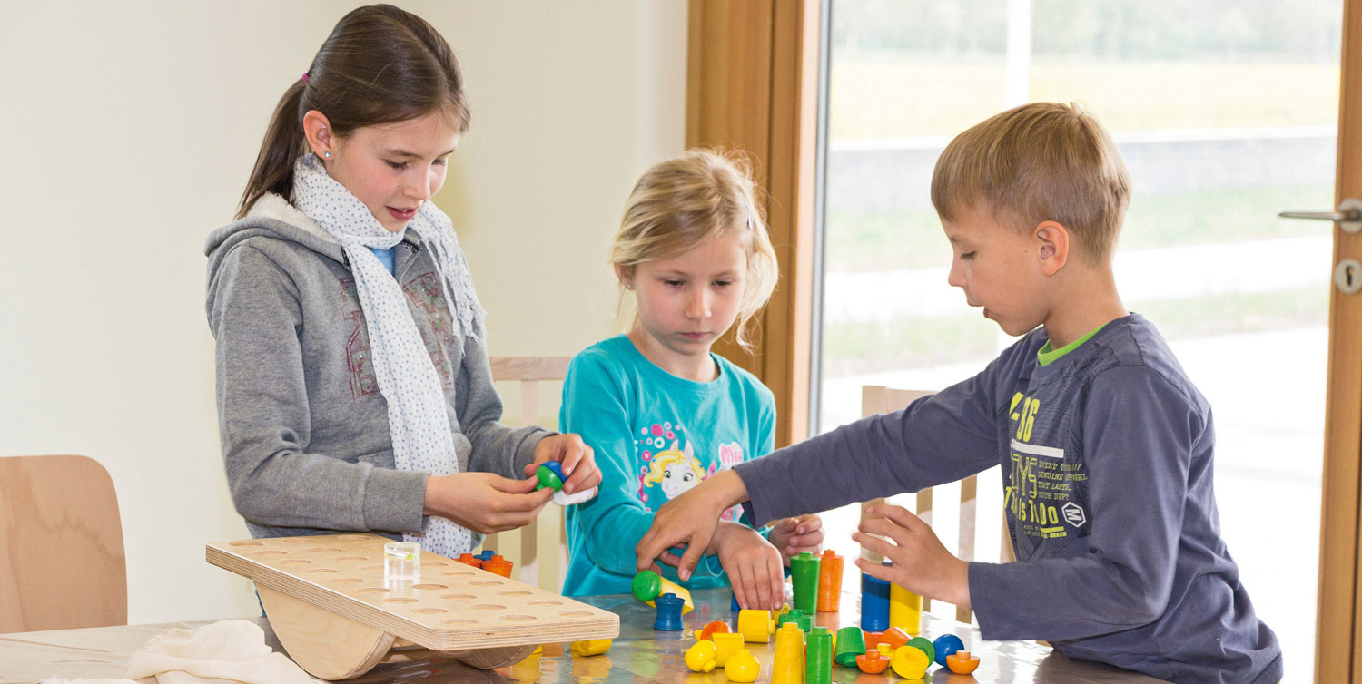 Kinder spielen mit Balandis Duo