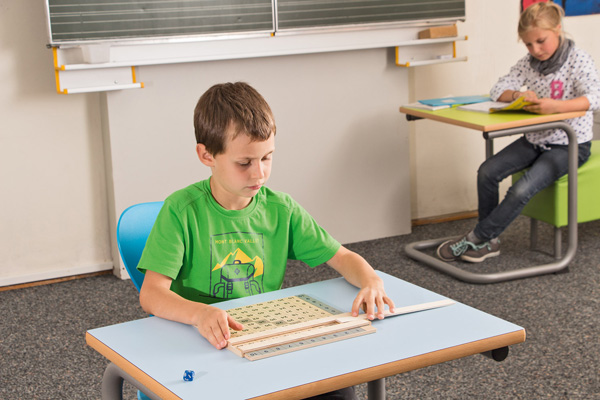 Schüler spielt Einfach Einmaleins in der Grundschule